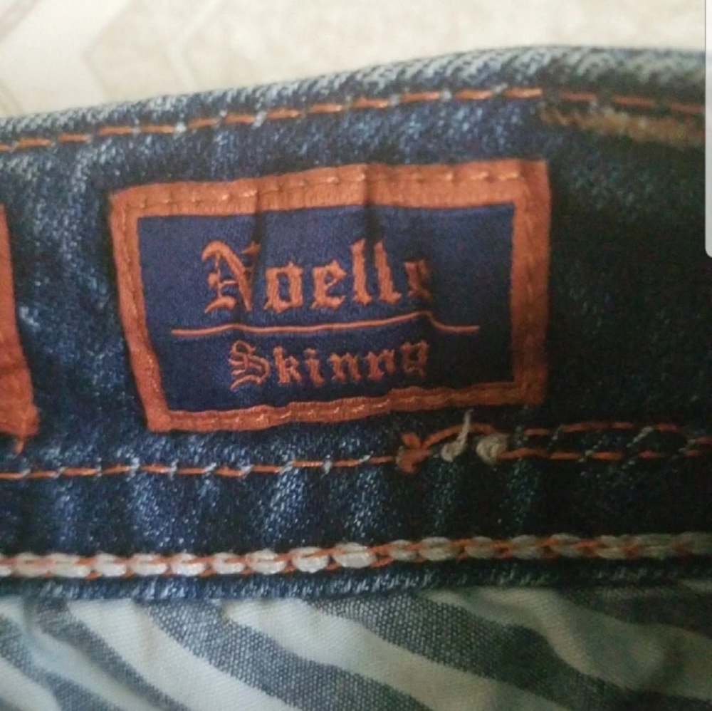 **SOLD**Rock Revival Skinny low rise - Picture 3 of 6